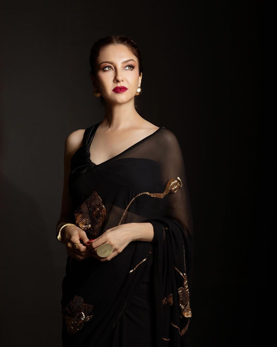 Bollywood Actress Saumya Tandon in Sleeveless Black Saree